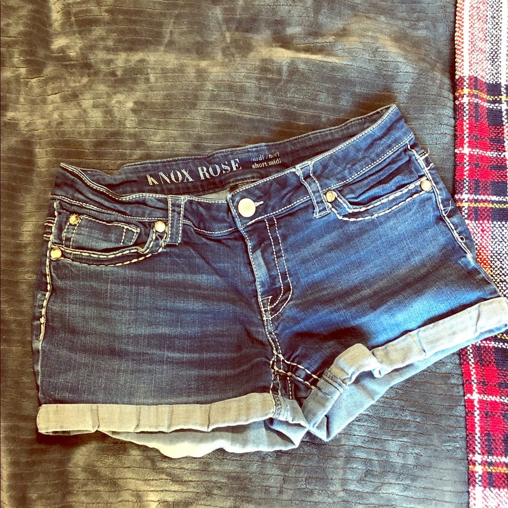 Super cute Knox Rose shorts
